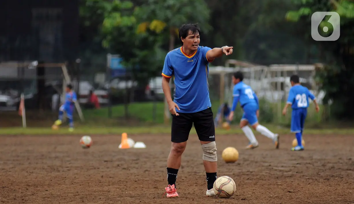Mantan penyerang Timnas Indonesia, Ricky Yakobi saat melatih di salah satu lapangan di Jakarta. Ricky Yacobi adalah striker top pada periode pertengahan 1980-an hingga awal 90-an. (Liputan6.com/Helmi Fithriansyah)