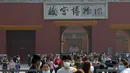 Pengunjung yang mengenakan masker untuk membantu mencegah penyebaran virus corona keluar dari Kota Terlarang selama liburan selama seminggu untuk Hari Nasional 1 Oktober, di Beijing, Rabu, (7/10/2020). (AP Photo/Andy Wong)