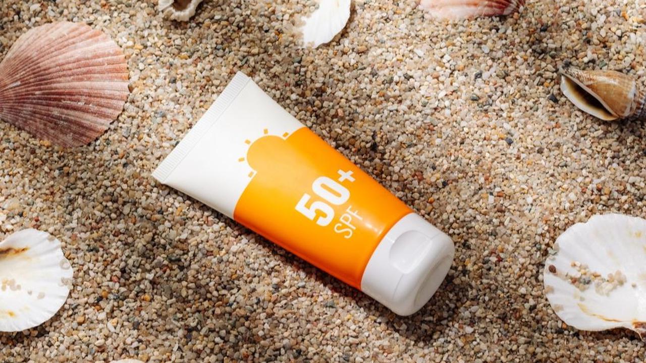 1. Menggunakan Sunscreen Minimal SPF 30<br>