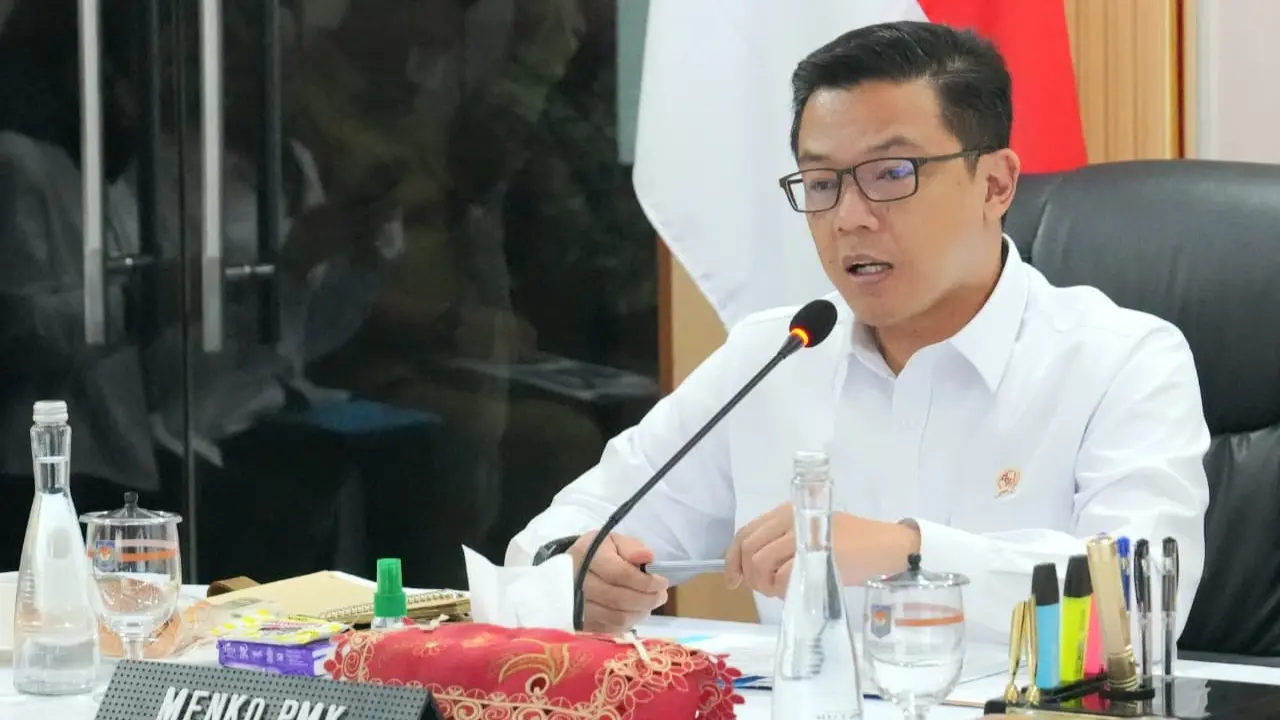 Menko PMK Sugiono saat mengunjungi Posko Nasional Satgas PRR Pascabencana Sumatera di Kantor Pusat Kemendagri.