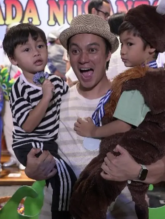 Sementara itu, Baim Wong tampil mengenakan t shirt lengan pendek bergaris. Sambil mengenakan topi jeraminya.  [@baimwong]