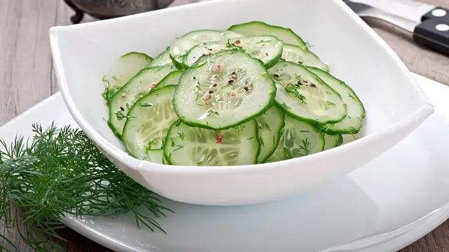 Ilustrasi salad mentimun/freepik.com/timolina