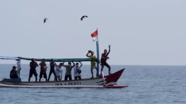 Tradisi lomba ayam sap- sap di Pantai Pasir Putuh Situbondo (Istimewa)