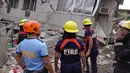 Tim penyelamat memeriksa bangunan yang rusak setelah gempa bumi yang melanda Padada, provinsi Davao del Sur, Filipina selatan (15/12/2019). Gempa tersebut berkekuatan Magnitudo 6,9. (AP Photo)