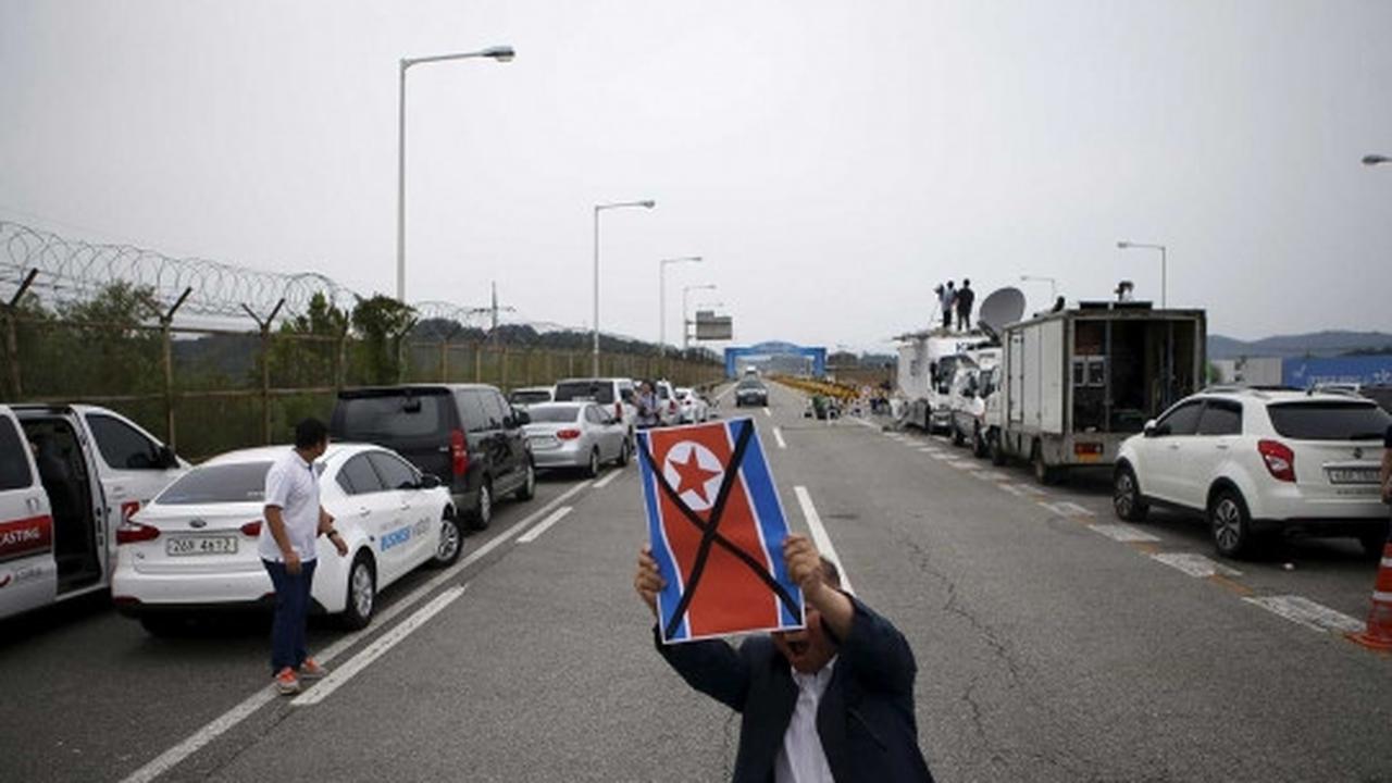 Protes anti-Korut, massa Korsel robek bendera Kim Jong-un