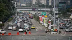Kondisi lalu lintas di kawasan jalan MH Thamrin, Jakarta, yang tersendat, Kamis (14/5/2015). Warga Jakarta dan sekitarnya memanfaatkan liburan panjang akhir pekan dengan memadati pusat-pusat perbelanjaan. (Liputan6.com/Faizal Fanani)