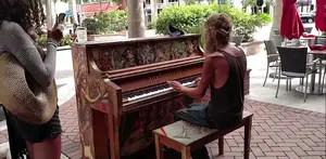 Pria ini adalah seorang gelandangan, tapi jemarinya sangat lincah menari diatas tuts piano.