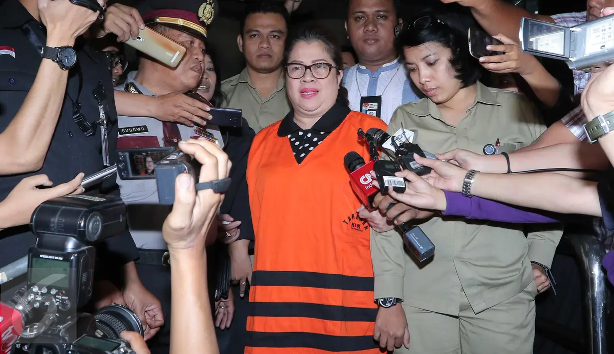 Anggota DPR F-Hanura Dewie Yasin Limpo (tengah) mengenakan baju tahanan usai pemeriksaan di KPK, Jakarta, Kamis (22/10). Dewie resmi ditahan KPK terkait kasus suap proyek Pembangkit Listrik Tenaga Mikrohidro (PLTMH) di Papua. (Liputan6.com/Angga Yuniar)