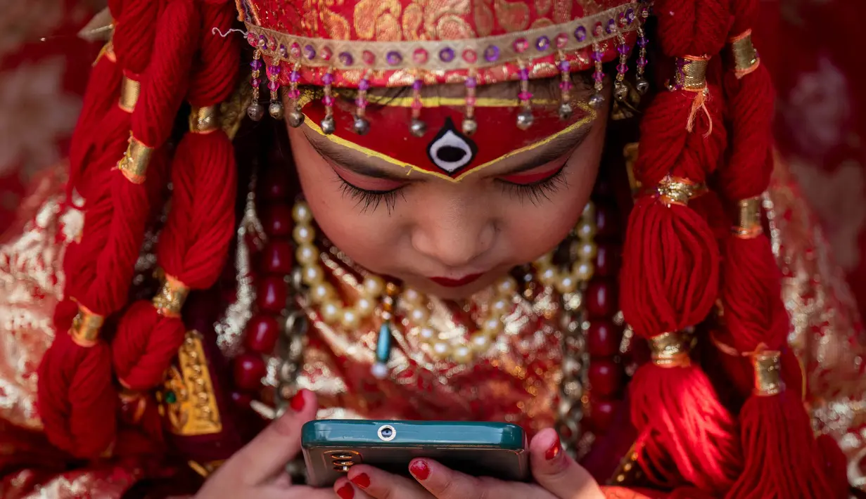 Ritual ini memiliki makna religius yang kuat dalam komunitas Newar yang mencari berkah ilahi. (AP Photo/Niranjan Shrestha)