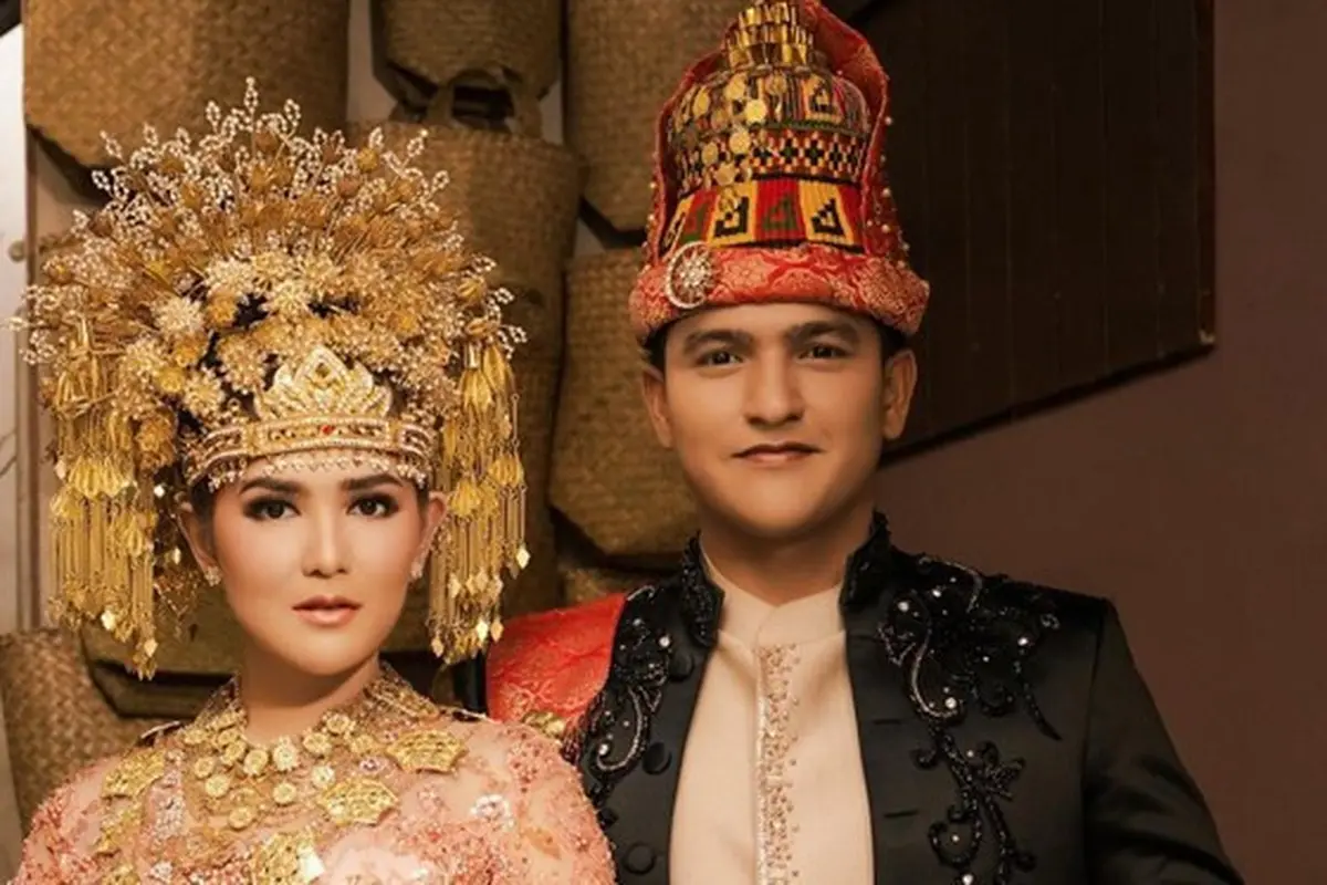 6 Potret Prewedding Masayu Clara dan Qausar Harta dengan Baju Adat, Tampil Serasi