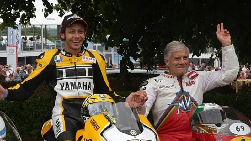 Valentino Rossi (kiri) dan Giacomo Agostini.