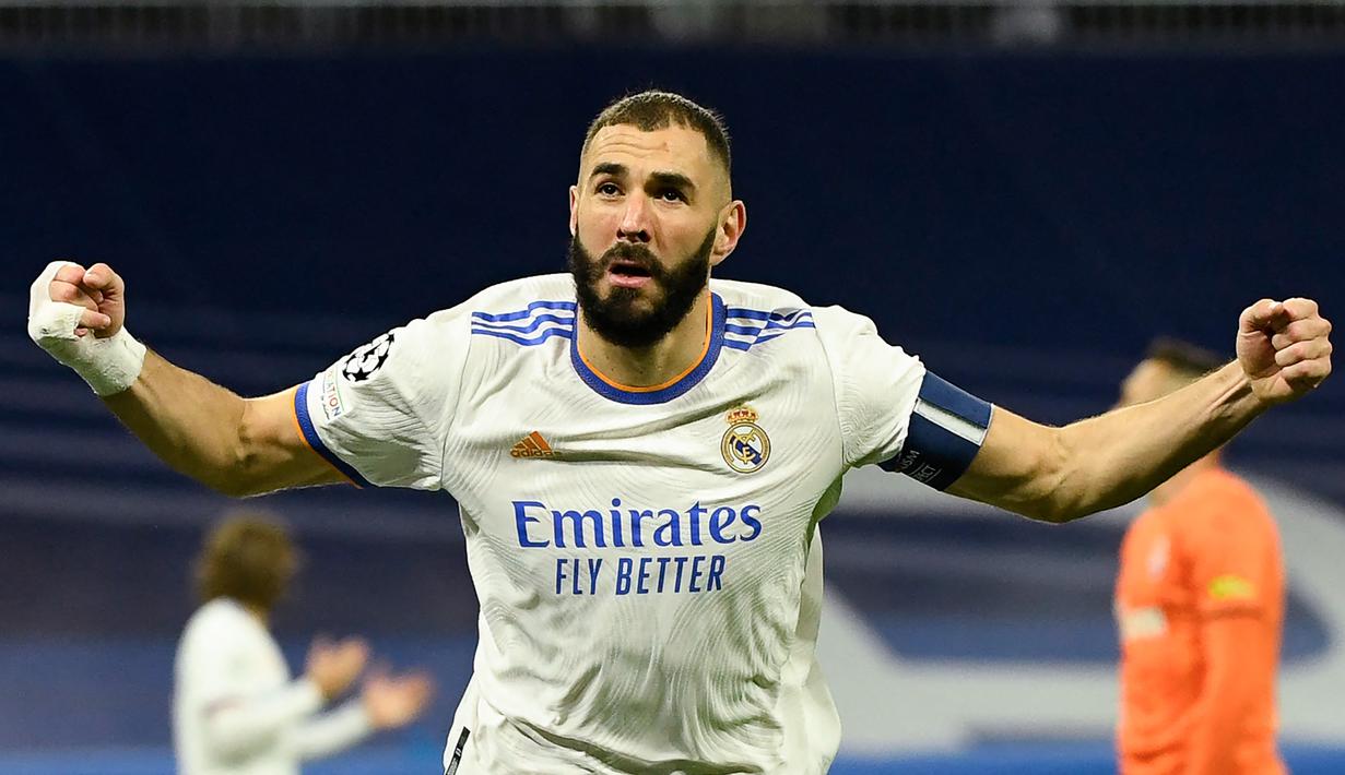 Karim Benzema. Striker Prancis berusia 34 tahun yang kini memasuki musim ke-13 bersama Real Madrid ini total mencetak 11 gol di 16 Besar Liga Champions. Gol teranyarnya dicetak saat Real Madrid menang 3-1 atas tamunya Atalanta (16/3/2021) di leg kedua musim 2020/2021. (AFP/Pierre-Philippe Marcou)