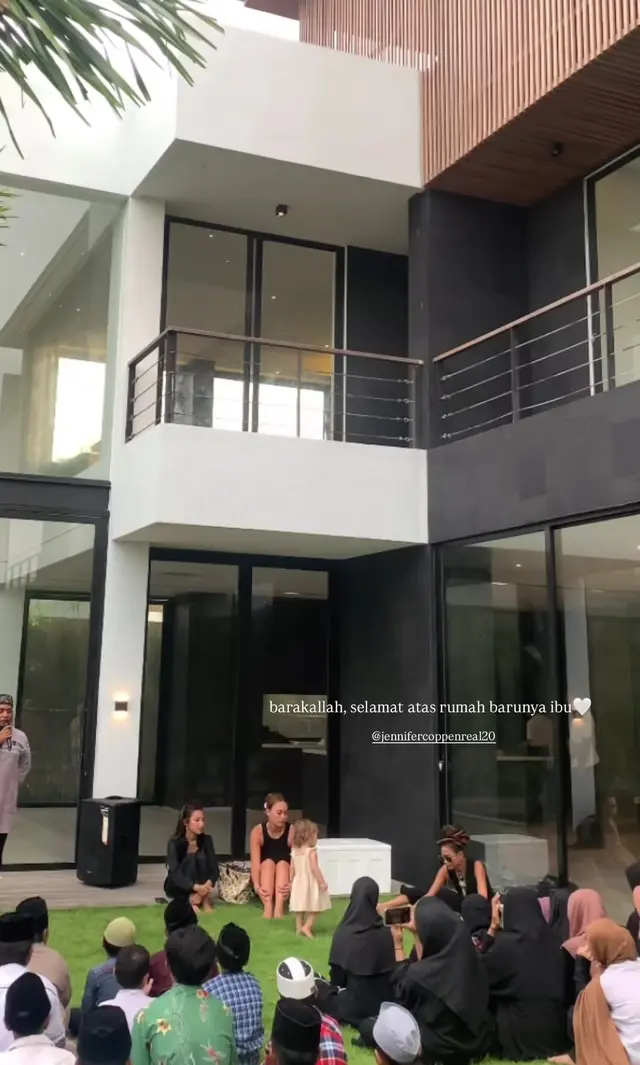 Pindah ke rumah baru Kamari, 8 potret Jennifer Coppen gelar ritual melaspas adat Bali