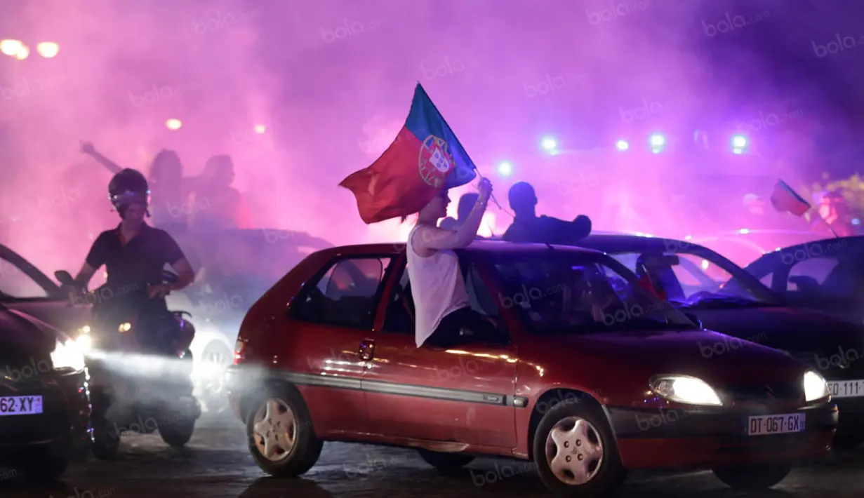 Nyala suar turut meramaikan konvoi yang dilakukan oleh para fans Portugal di Kota Paris, Prancis. (Bola.com/Vitalis Yogi Trisna)