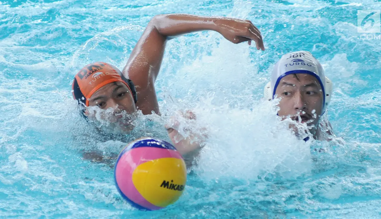 Pemain DKI Jakarta berebut bola dengan pemain Jawa Barat saat final polo air Kejuaraan Aquatik Indonesia Open 2017 di Stadion Akuatik GBK, Jakarta, Jumat (15/12). DKI Jakarta unggul 12-7 dan berhak atas medali emas. (Liputan6.com/Helmi Fithriansyah)