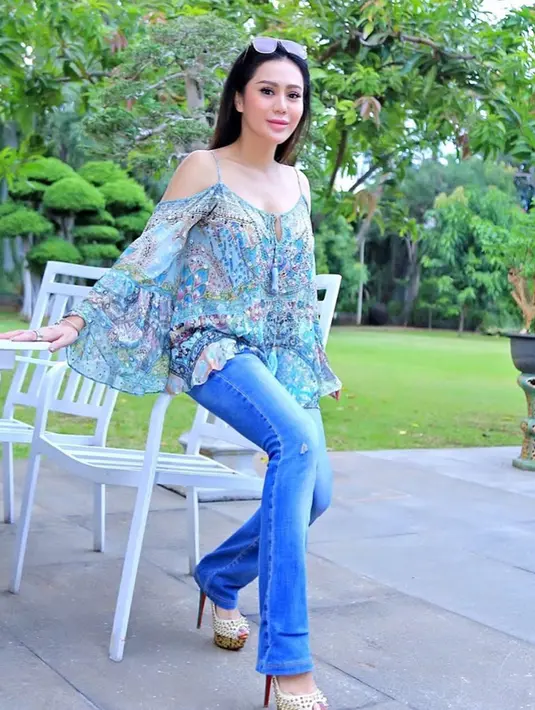Gayanya yang glamor membuat wanita berusia 37 tahun ini mampu mencuri perhatian warganet. Kini, sosok Vicky lekat dengan brand mewah. (Liputan6.com/IG/@vickyzainal24)