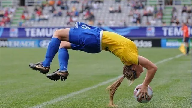 Leah Fortune, bek cantik asal Brasil melakukan lemparan akrobatik ketika Brasil melawan Norwegia pada Piala Dunia Wanita U-20 tahun 2008. Lemparan yang diberikan Leah sukses menjadi umpan matang yang berujung gol.