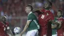 Duel pemain Irlandia Utara, Gareth McAuley (kiri) dan pemain Panama, Luis Tejada pada laga uji coba di Panama City, (29/5/2018). Panama dan Irlandia Utara bermain imbang 0-0. (AP/Arnulfo Franco)