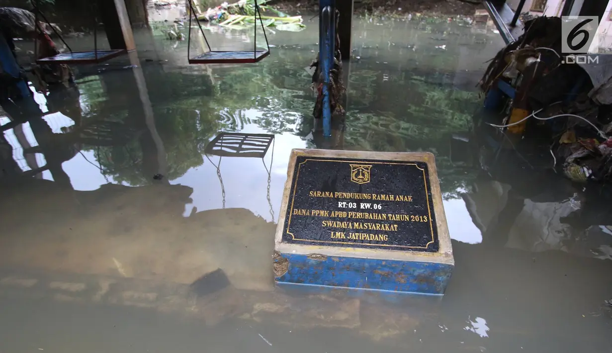 Kondisi banjir yang menggenangi kawasan Jatipadang akibat jebolnya tanggul Kali Pulo, Jakarta, Rabu (22/11). Akibat banjir ini, warga yang terdampak semalam diungsikan sementara ke sebuah masjid di dekat lokasi. (Liputan6.com/Immanuel Antonius)