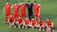 Para pemain Timnas Wales melakukan formasi acak saat sesi foto bersama sebelum pertandingan melawan Swiss pada laga Piala Eropa di Stadion Baku Olympic (12/6/2021). Timnas