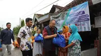 Perwakilan karyawan Pelindo III mendatangi beberapa lokasi banjir di Desa Iker-iker Geger dan memberikan bantuan sembako.