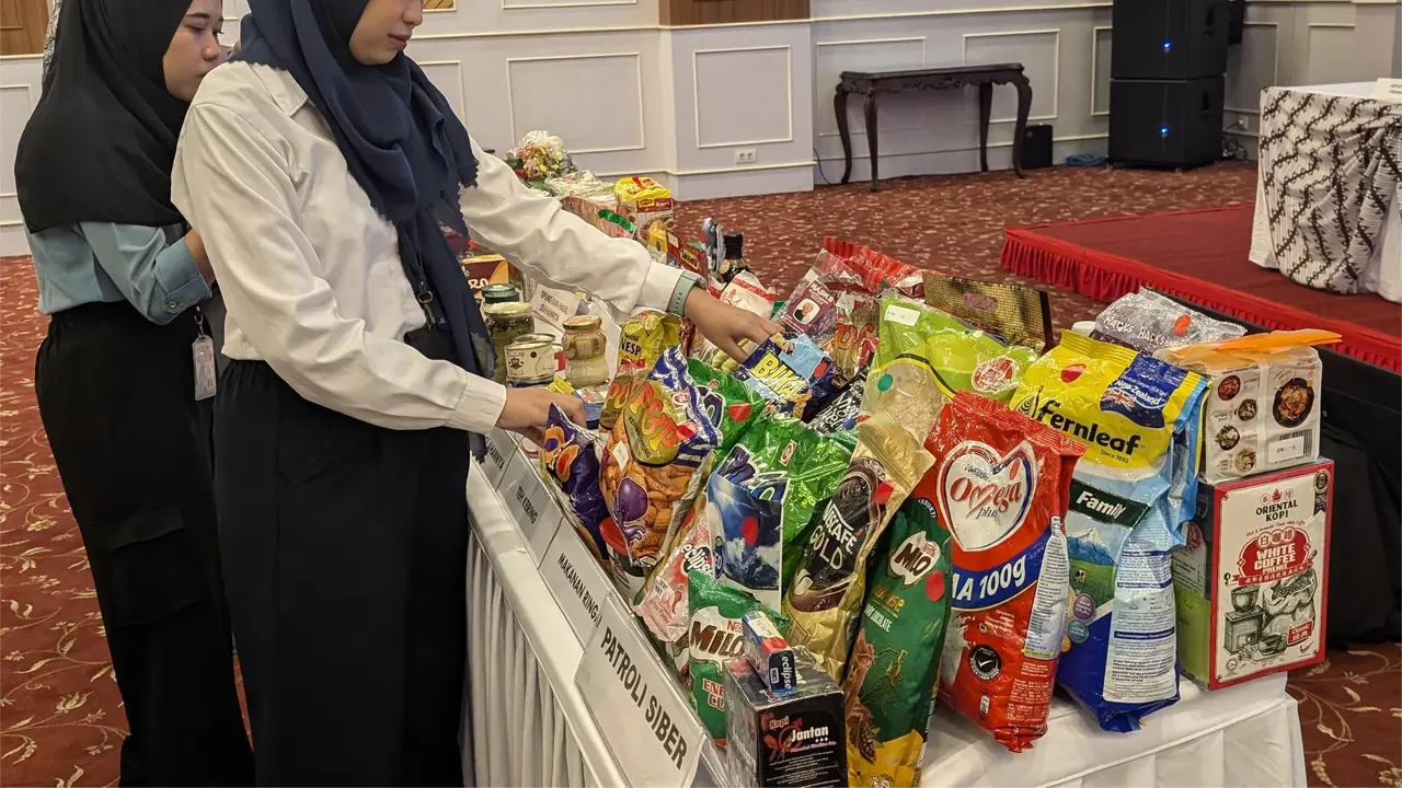 Mayoritas produk tanpa izin edar tersebut berasal dari Malaysia dan China, meliputi berbagai jenis makanan seperti permen hingga biskuit. (Foto: Dok Liputan6.com/Ade Nasihudin)