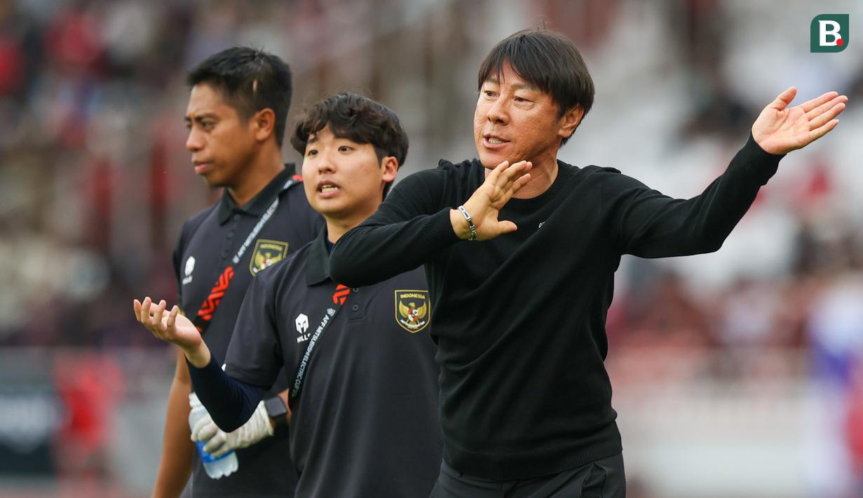 <p>Pelatih Timnas Indonesia,&nbsp;Shin Tae-yong (kanan) memberikan instruksi kepada pemain dari pinggir lapangan&nbsp;dalam laga Grup A Piala AFF 2022 antara Timnas Indonesia melawan Timnas Kamboja yang berlangsung di Stadion Utama Gelora Bung Karno (SUGBK), Jumat (23/12/2022). (Bola.com/Bagaskara Lazuardi)</p>