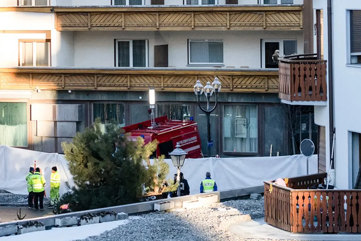 Petugas kepolisian memeriksa area lokasi terjadinya kebakaran di Crans-Montana, Pegunungan Alpen Swiss, Swiss, pada Kamis (1/1/2026).