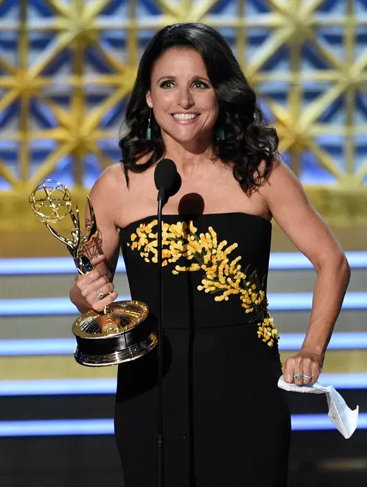 Julia Louis-Dreyfus memberikan pidato kemenangannya di atas panggung Emmy Awards 2017, Los Angeles, Minggu (17/9). Julia meraih penghargaan Emmy keenamnya sebagai aktris seri komedi lewat Home Box Office (HBO), Veep. (Phil McCarten/Invision/AP Images)