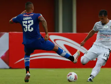 Pemain Bali United, Gunawan Dwi Cahyo berebut bola dengan pemain Persiraja Banda Aceh, Gabriel Do Carmo dalam pertandingan Babak Penyisihan Grup D Piala Menpora 2021 di Stadion Maguwoharjo, Sleman, Senin (29/3/2021). Bali United pun menang dengan skor 2-0 atas Persiraja. (Bola.com/Ikhwan Yanuar)