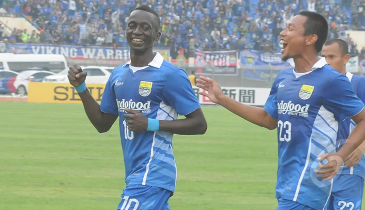 Selebrasi Makan Konate usai usai mencetak gol ke gawang New Radiant, Bandung, Rabu (25/2/2015). Persib menang 4-1 atas tamunya New Radiant di laga perdana AFC Cup 2015 (Liputan6.com/Herman Zakharia)