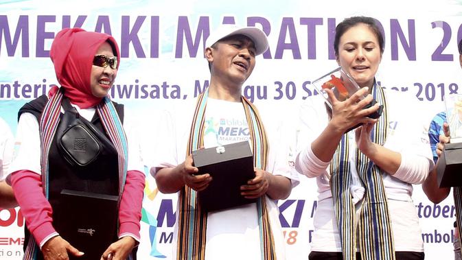 Aktris cantik Wulan Guritno mendapat cendera mata saat menghadiri acara launching Blibli Mekaki Marathon 2018 di Kantor Kemenpar, Minggu (30/9). di Gedung Sapta Pesona, Kementerian Pariwisata, Jakarta, Minggu (30/9). (Liputan6.com/Angga Yuniar)