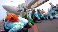 Jemaah haji kloter pertama debarkasi Surabaya melakukan sujud syukur saat tiba di Bandara Internasional Juanda, Surabaya, Senin (22/11).(Antara) 