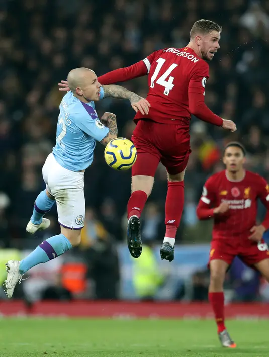 Bek kiri Manchester City, Angelino berebut bola dengan Kapten Liverpool, Jordan Hendersondari dalam pertandingan pekan ke-12 Liga Inggris 2019-2020 di Anfield, Minggu (10/11/2019). Liverpool menghabisi Man City dengan skor cukup telak 3-1. (AP/Jon Super)