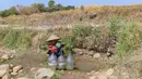 Warga mengambil air untuk kebutuhan sehari-hari pada kubangan bekas sawah di  kawasan Weninggalih, Jonggol, Jawa Barat, Selasa, 25 Agustus 2026. (KLY/ Arie Basuki)
