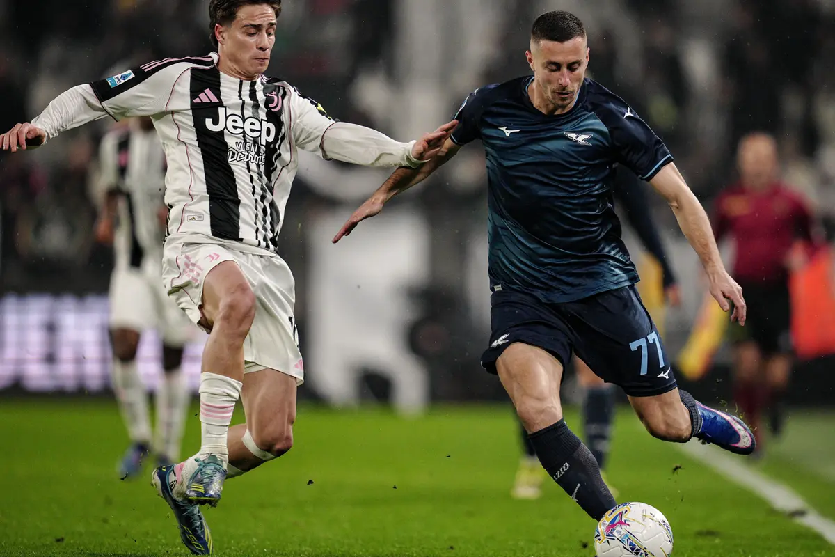 Pemain Juventus Kenan Yildiz (kiri) berduel dengan pemain Lazio Adam Marusic