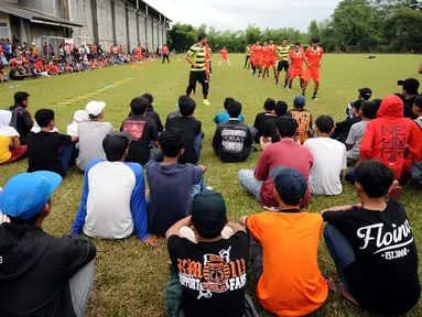 Ratusan suporter berkumpul di pinggir lapangan menyaksikan sesi latihan Persija di NYTC, Sawangan, Depok, Selasa (24/1). Jelang kompetisi musim 2017, Persija melakukan latihan rutin di National Youth Training Centre. (Liputan6.com/Helmi Fithriansyah)