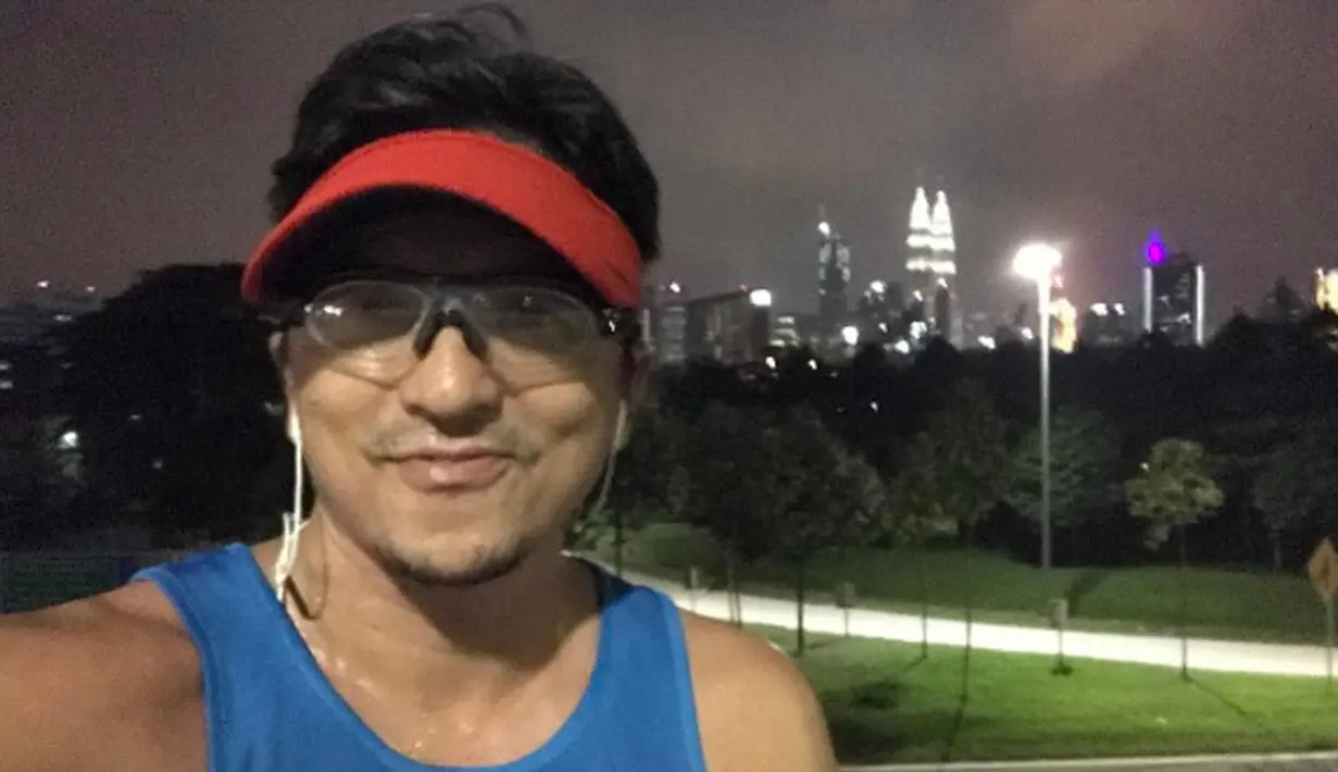 Satu fakta menarik tentang Engku Emran yakni ia merupakan mantan perokok. Tahun 2016 lalu, Emran memantapkan diri untuk melepaskan diri dari rokok dan memutuskan untuk rutin berolahraga. (instagram/iamkumbre)