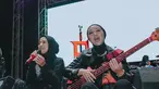 Diketahui Tantri, Chua beserta personil Kotak band kala itu manggung di Yogyakarta. Penampilan Chua saat mengenakan hijab itu justru sukses mencuri perhatian para penonton hingga netizen. (Liputan6.com/IG/@kotakband_).