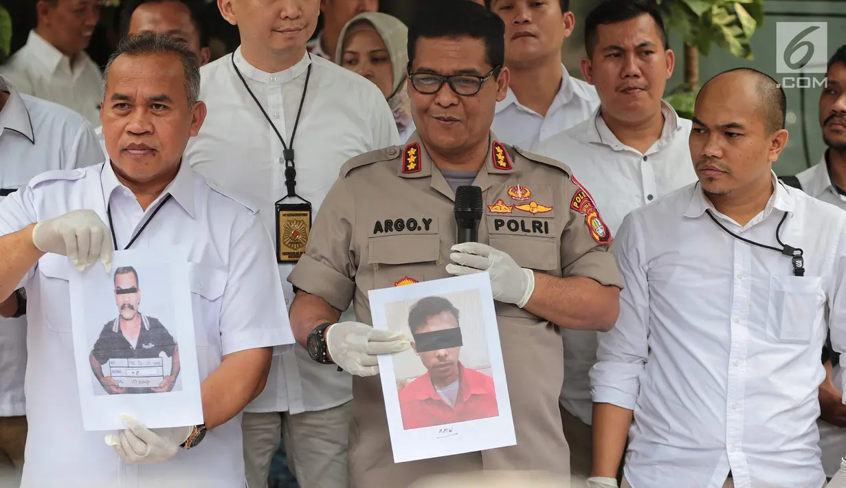 Kabid Humas Polda Metro Jaya Kombes Argo Yuwono dan Kasubdit Indag AKBP Sutarmo memperlihatkan foto dua tersangka dalam ungkap kasus obat keras yang tak memiliki izin edar di Mapolda Metro Jaya, Jakarta, Selasa (19/9). (Liputan6.com/Faizal Fanani)