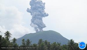 Gunung Ibu di Halmahera Barat, Maluku Utara, kembali erupsi pada Kamis (9/10/2025), pukul 10.54 WIT. (Liputan6.com/ Dok PVMBG)