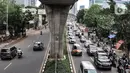 Kendaraan berjalan tersendat saat melintas di Jalan Kapten Tendean, Mampang Prapatan, Jakarta, Senin (5/4/2021). Kemacetan arus lalu lintas dari arah Jalan Kapten Tendean menuju kawasan Blok M itu disebabkan adanya proyek galian kabel Sarana Jaringan Utilitas Terpadu. (merdeka.com/Iqbal S Nugroho)