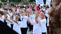 Sebelum jalan sehat, Iriana Joko Widodo bersama para peserta melakukan tari Sajojo secara massal (Foto: Muchlis Jr - Biro Pers Sekretariat Presiden)