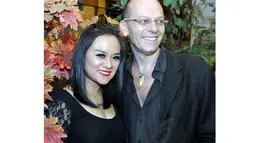 Wanita yang saat itu menggunakan busana berwarna hitam tersebut tampak tak canggung saat dirangkul pria bule yang belakangan diketahui bernama Steve, Jakarta, Senin (9/6/14). (Liputan6.com/Panji Diksana)