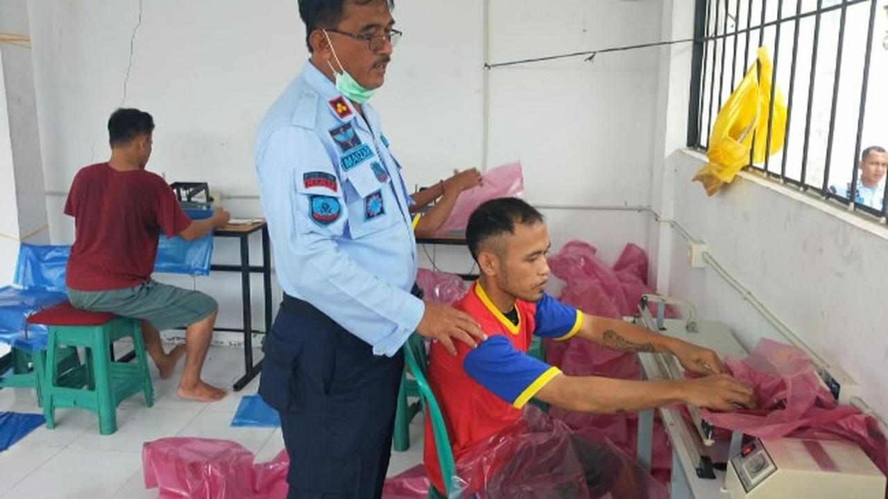 Kepala Lapas Pekanbaru melihat seorang warga binaan tengah membuat jas hujan.