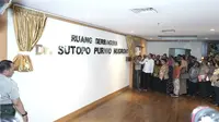 Sosok Sutopo Purwo Nugroho diabadikan jadi nama ruang serbaguna dan diresmikan hari ini, Kamis (1/8/2019) oleh Kepala BNPB Doni Monardo di Graha BNPB Jakarta. (Dok Badan Nasional Penanggulangan Bencana/BNPB)