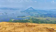 Panorama di Gunung Lembu dengan latar belakang Waduk Jatiluhur. (Dok: Instagram @zakariyaaf https://www.instagram.com/p/CU7H2J3BgJ4/?igsh=b2Yzd3p6MTZuODRl)