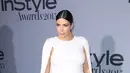 Kim Kardashian pun tampak cantik dengan gaun putih saat memamerkan kehamilannya. (REX-Shutterstock/HollywoodLife)