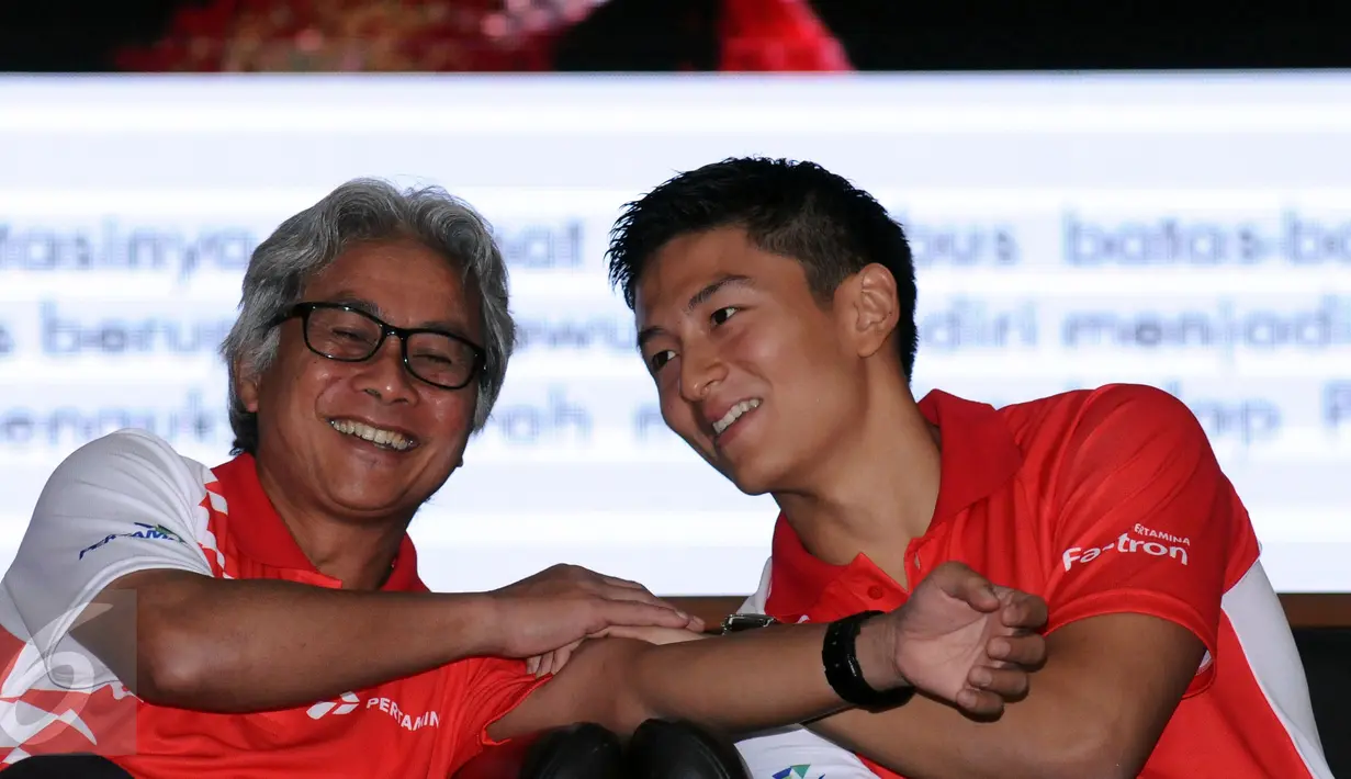 Rio Haryanto (kanan) berbincang dengan Direktur PT Pertamina Dwi Soetjipto usai dipastikan bergabung dengan tim Manor Racing F1 di Jakarta, Kamis (18/2/2016). Rio akan mengikuti Formula 1 selama semusim penuh. (Liputan6.com/Helmi Fithriansyah)