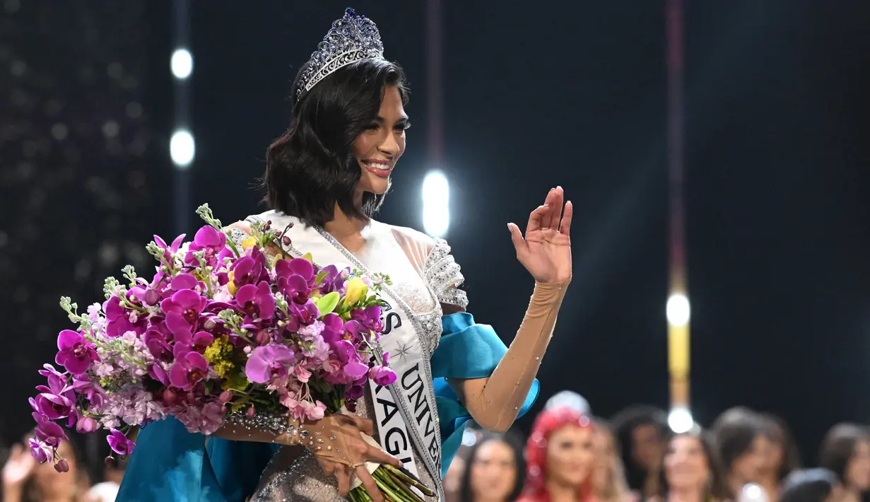 <p>Miss Universe 2023 yang baru dinobatkan, Sheynnis Palacios dari Nikaragua, melambai setelah memenangkan kontes kecantikan tahunan di San Salvador pada 18 November 2023. (Marvin RECINOS / AFP)</p>